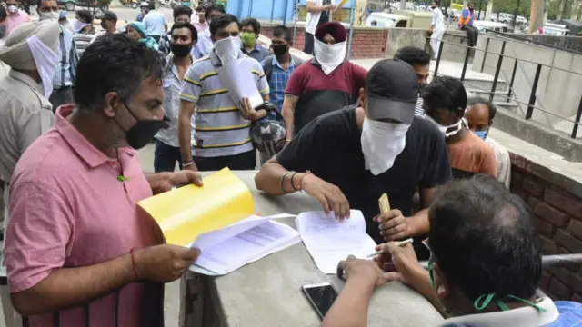 বিধিনিষেধ শিথিল হওয়ার সাথে ভীড় বাড়ছে অফিস-আদালতে।