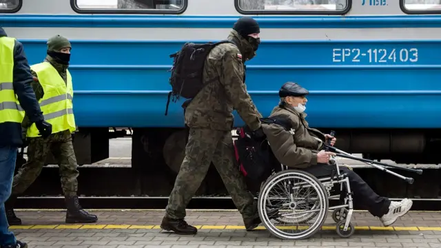 Russia invade Ukraine: Latest fotos of welcome for thousands of Ukrainians wey escape