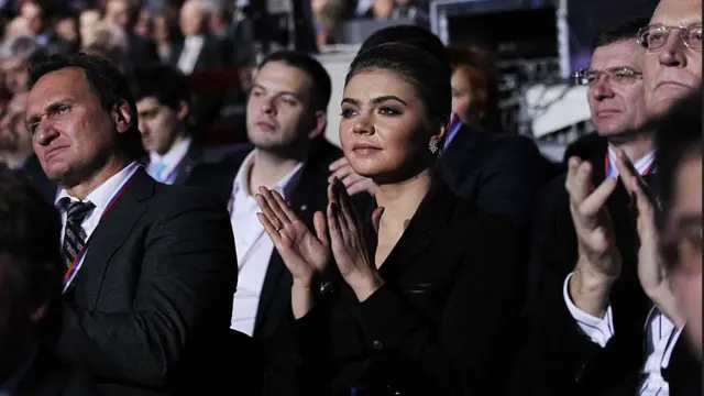 A política russa e ex-campeã olímpica, Alina Kabaeva, aplaude enquanto o primeiro-ministro Vladimir Putin (não na foto) faz seu discurso no congresso do Partido Rússia Unida, em 27 de novembro de 2011, em Moscou, Rússia.