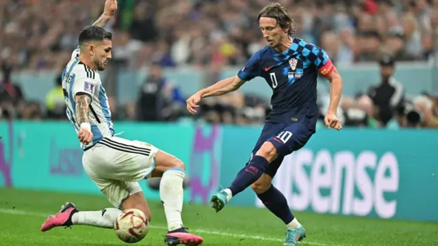 அர்ஜென்டினாவை இறுதிச்சுற்றுக்குள் இட்டுச்சென்ற மெஸ்ஸி, ஆல்வாரெஸின் மேஜிக் கோல்கள் 