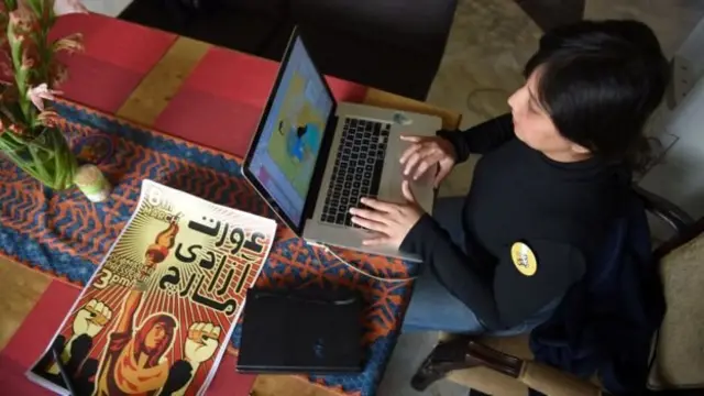 ډیزاینره لوبینا راجهبوی د ښځو ورځې لاریون لپاره لوحه ډیزاینوي