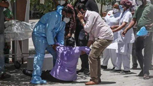 يموت مرضى كوفيد 19 في الهند بسبب نقص الأكسجين وعدم توفر أسرة بالمستشفيات