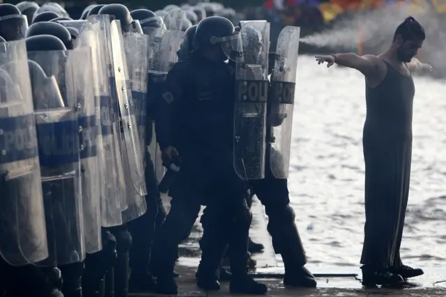 Manifestante em frente à tropa de choque em protesto contra a PEC 55 em frente ao Congresso Nacional, em Brasília