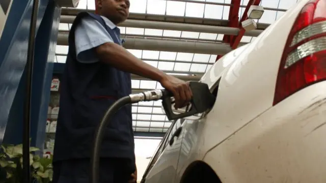 Kaalimaha shidaalka wali waxaa ka shaqeeya dadka, halka kumbuyuutaro ay kala wadi lahaayeen