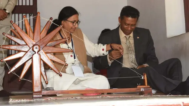 साबरमती आश्रम में पत्नी के साथ चरखा चलाते डैनी