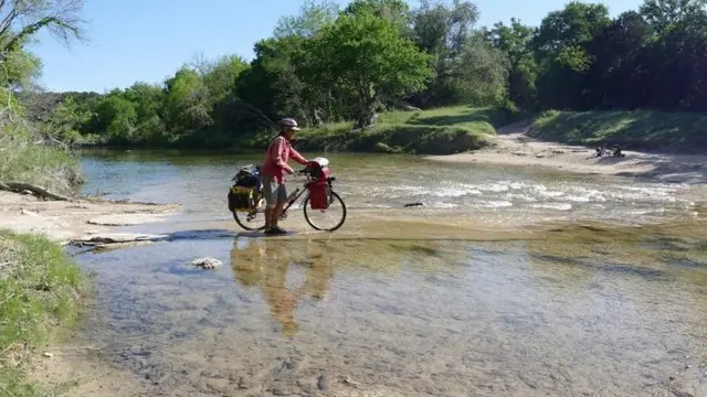 Sara menyeberangi sungai