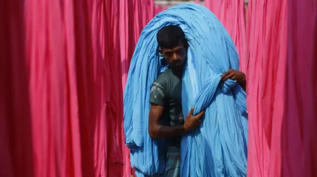 कपड़ा उद्योग में काम करने वाला एक कर्मचारी