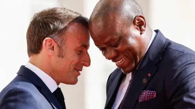 Aworan Aarẹ Emmanuel Marcon ati olori ologun Gabon, Brice Clotaire Oligui Nguema