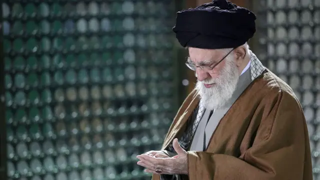  علی خامنه‌ای در حال نماز ۳۰ ژانویه ۲۰۲۵