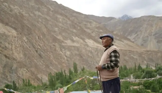 Caption- मोरुप यांचे भाऊ ताशी सोनम सांगतात की, अनेक वर्षांपासून त्यांचा भाऊ त्यांच्या स्वप्नात येत आहे.