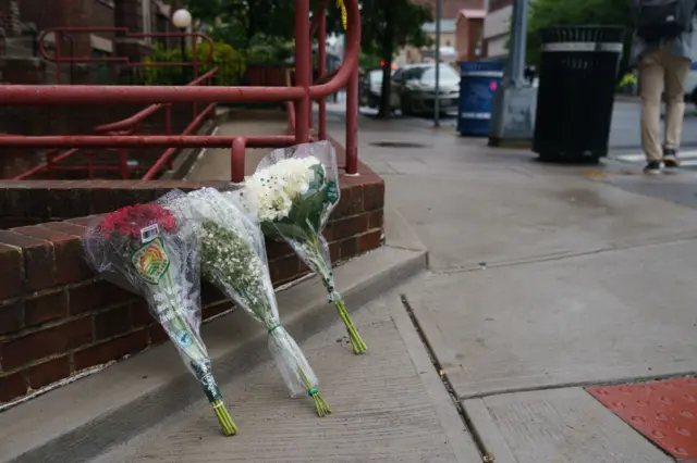Cveće naslonjeno na zid na mestu ubistva dvoje Izraelaca u Vašingtonu