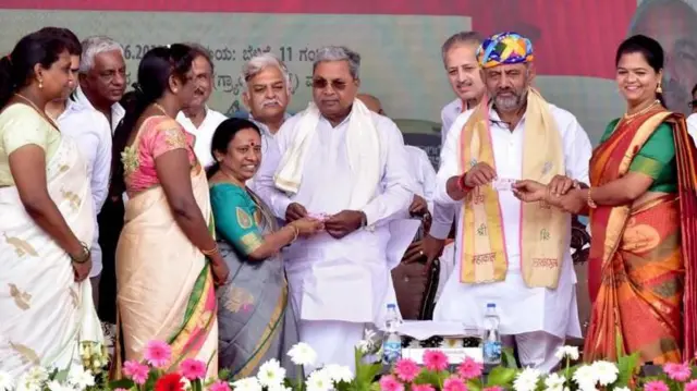 मोफत बस प्रवासाचे कार्ड देताना मुख्यमंत्री व उपमुख्यमंत्री