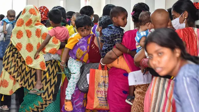 ఆసుపత్రి వద్ద చిన్నారులు