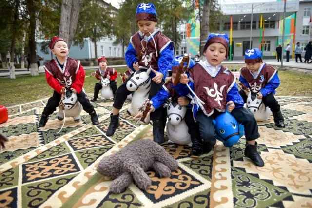 تصویری از کودکان که مناسبت نوروز لباس محلی بر تن کرده‌اند در شهر بیشکک، پایتخت قزاقستان