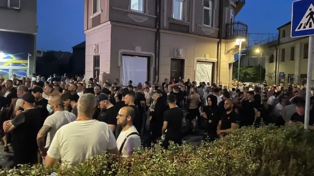 Gužva ispred sedišta Srpske napredne stranke u Zaječaru