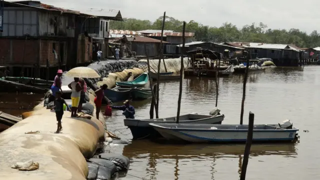 Población con barrera para crecidas.