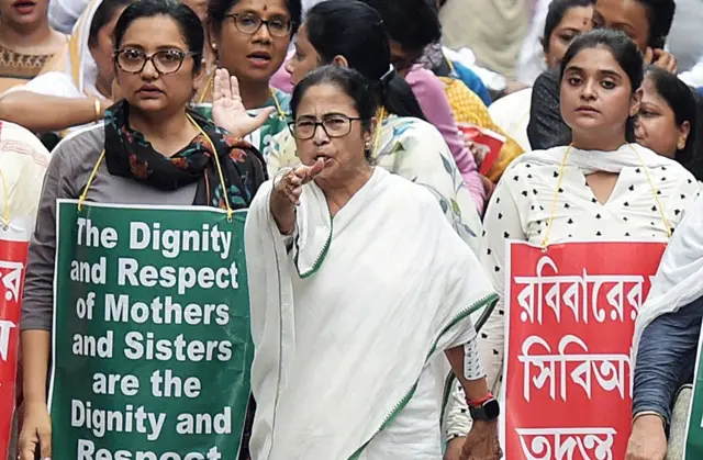 ममता बनर्जी ने कोलकाता में शुक्रवार को एक मार्च निकाला था