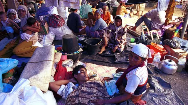 Warga desa Aceh mengungsi di tengah memanasnya konflik tentara Indonesia dan GAM pada awal tahun 2000.