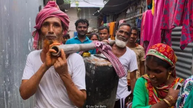 पानी ले जाते लोग