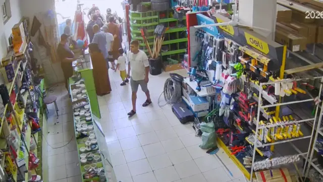 Қурилиш моллари дўконидаги кузатув камерасида олинган тасвир.