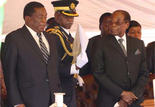 津巴布韦总统穆加贝11月6日下午解除副总统姆南加古瓦的职务。津巴布韦政府新闻部长莫约在当天的新闻发布会上宣布了这一消息。他同时表示，这一解职命令立即生效。