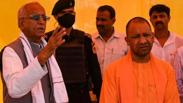 मुख्यमंत्री योगी आदित्यनाथ के साथ चंपत राय