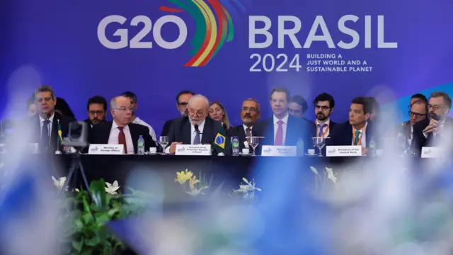 Lula discursajogar jogos de casinoevento do G20, sentado ao ladojogar jogos de casinoministros do seu governo