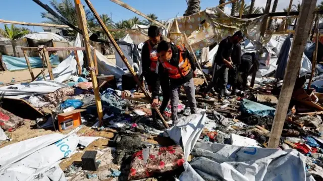 بنا به گزارشها، دو کودک و یک امدادگر در دو حمله به یک اردوگاه در المواسی کشته شدند.