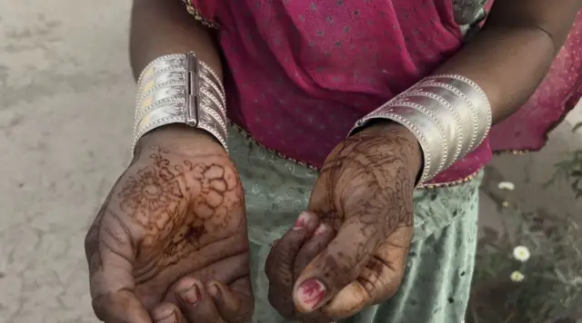 आंगणवा सेटलमेंट में रहने वाली हेमी बाई