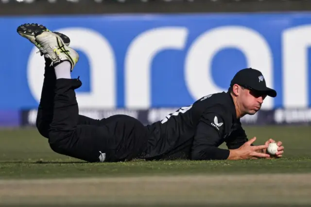 দারুণ সব ক্যাচ ধরেছেন নিউজিল্যান্ডের ফিল্ডাররা 