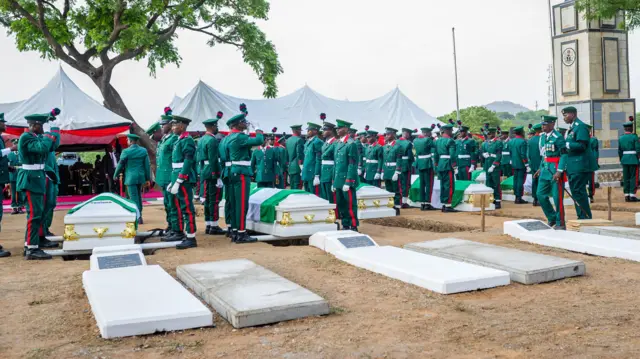 Aworan awọn ṣọja to duro niwajuu posi awọn ologun to sun loju ija.