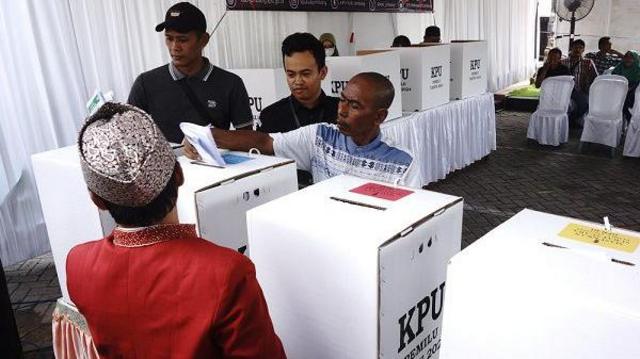 Warga memasukkan surat suara saat simulasi pemungutan dan rekapitulasi hasil penghitungan suara Pemilu 2024 di halaman Komisi Pemilihan Umum (KPU) Jombang, Jawa Timur, Rabu (31/1/2024).