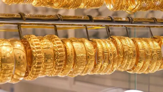 भारताने सोन्याची आयात कमी करण्यासाठी अलीकडेच त्यावरील करांमध्ये लक्षणीय वाढ केलीय.
