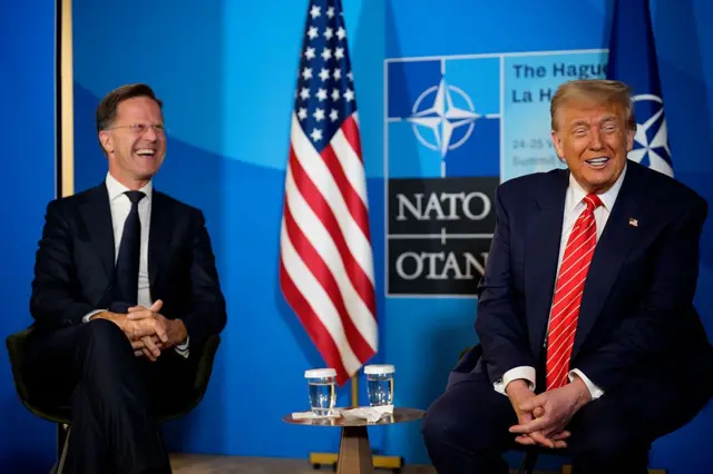 Рютте и Трамп. Рютте смеется, Трамп довольно улыбается