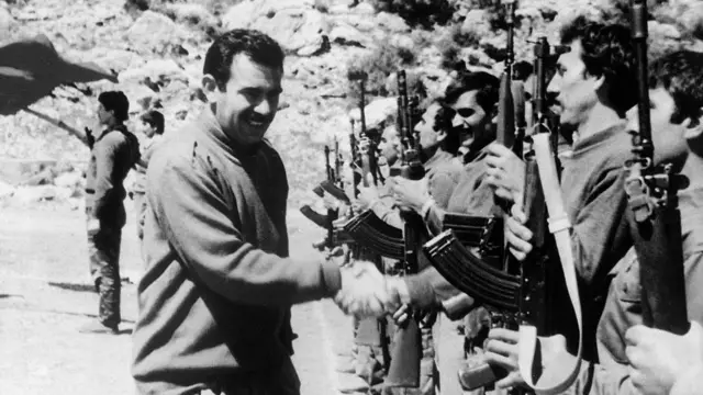 Abdullah Ocalan bersama para gerilyawan bersenjata dari PKK.