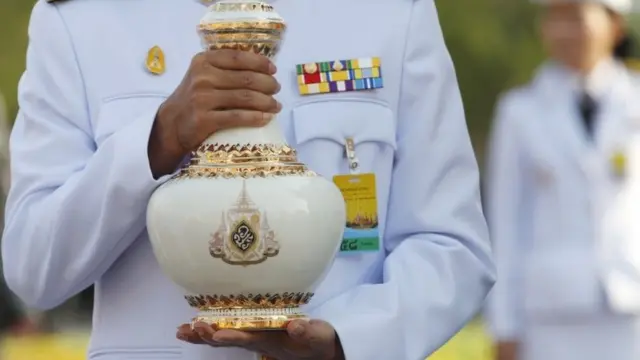 Rituales de consagración de agua en preparación para la ceremonia de coronación real tailandesa.