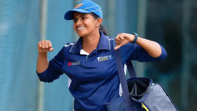 ආසියානු කුසලානය ජයග්‍රහණය කිරීමෙන් අනතුරුව ශ්‍රී ලංකා ක්‍රිකට් කණ්ඩායමේ ක්‍රීඩිකාවන් විවෙකාගාරයට පැමිණ හිටපු නායිකා ශෂිකලා සිරිවර්ධනට දුරකථන ඇමතුමක් ලබා ගැනීම පිළිබඳ මාධ්‍ය වාර්තා කර තිබුණි.