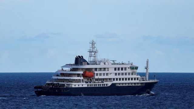 Круизный корабль MV Hondius