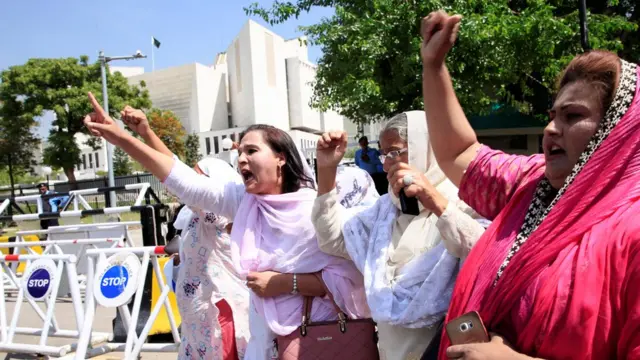 نااہلی کے فیصلے کے خلاف احتجاج