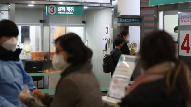 정부가 남아프리카 일대에서 퍼지고 있는 코로나19 변이 바이러스 '오미크론'의 국내 유입을 막기 위해 아프리카 8개국의 입국 제한 조치를 결정했다