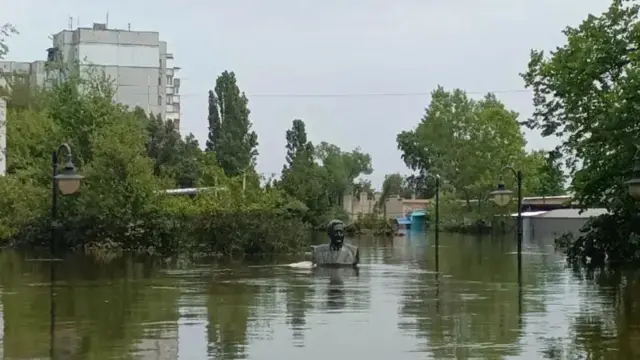 Кахов ГЭСи бузулгандан кийин суу каптаган Корабел шаарычасынын көчөлөрү, 2023-жыл