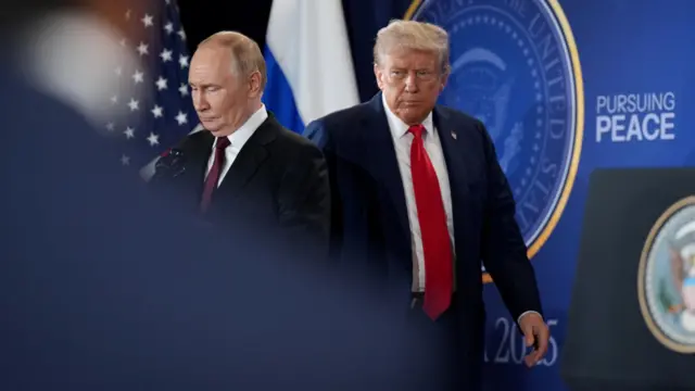 وصول الرئيسين الأمريكي والروسي قبل انعقاد مؤتمر صحفي لهما في ألاسكا.