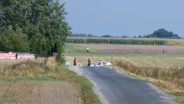 польские полицейские перекрыли дорогу между полей