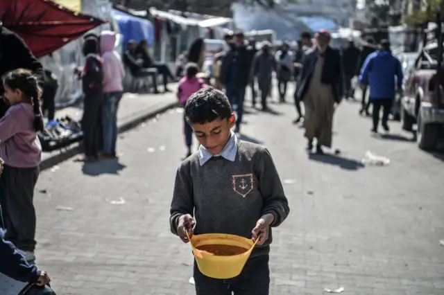 कुटुंबाचं पोट भरण्यासाठी गाझाच्या रस्त्यावर भटकणाऱ्या लहान मुलांची गोष्ट