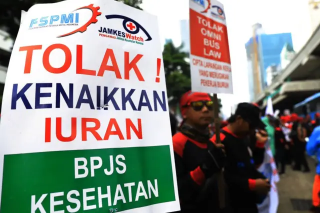 Ratusan pekerja mengadakan demonstrasi menentang kenaikan premi asuransi Badan Kesehatan dan Jaminan Sosial (BPJS) di depan Kantor Kementerian Kesehatan di Jakarta, Indonesia