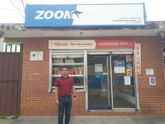 Daniel Denis frente a su negocio