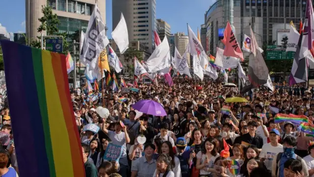2018년 열린 서울 퀴어 퍼레이드, 서울 광장이 무지갯빛으로 물들었다