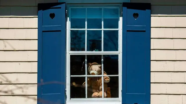 في الولايات المتحدة وأستراليا وضع الكثيرون دمى في النوافذ لتسلية الأطفال أثناء الوباء