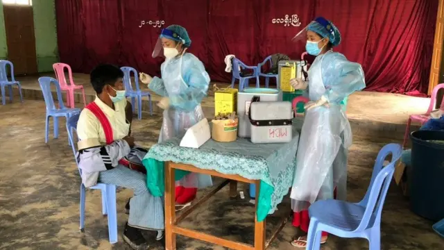 စစ်ကိုင်းတိုင်း ထဲမှာ ကာကွယ်ဆေး ထိုးပေးစဥ်