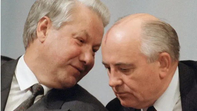 এক অন্তরঙ্গ মূহুর্তে ইয়েলৎসিন এবং গরবাচেভ। শেষ পর্যন্ত গরবাচেভকে সোভিয়েত ইউনিয়ন বিলুপ্তির চু্ক্তি মেনে নিতে হয়।